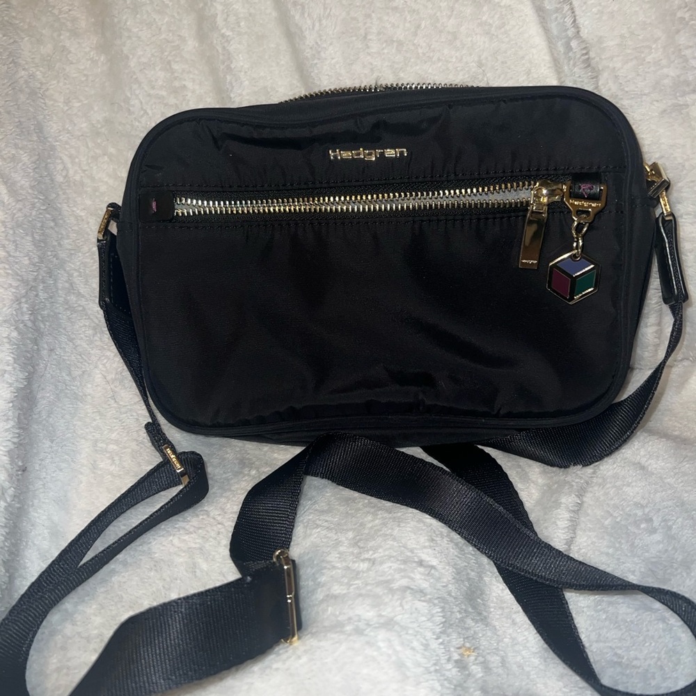 Hedgren charm spark crossbody bag in black